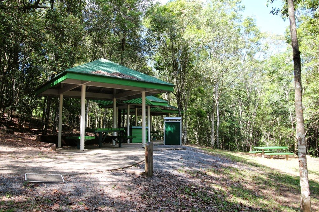 피크닉 시설 및 휴게 공간 (Picnic Facilities & Rest Areas)